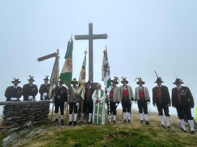 Die Abordnungen der Schützen mit Pfarrer Josef Gossner vor dem Kreuz bei der Messe am 25. August. | Foto: Schützenkompanie Hopfgarten