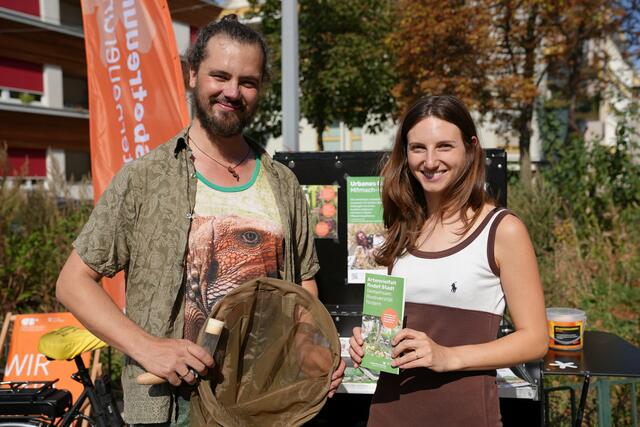 Florian Etl vom Biodiversitätskorridor und Elisabeth Utz von der Gebietsbetreuung Stadterneuerung haben den Lehrpfad entwickelt.  | Foto: Salme Taha Ali Mohamed/MeinBezirk.at