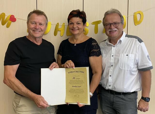 Vizebürgermeister Josef Höller und Bürgermeister Helmut Arzt ehrten die lang gediente Amtsleiterin. | Foto: Gemeinde
