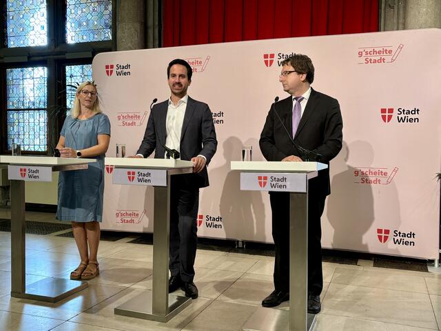 Abteilungsleiterin der MA 56 Andrea Trattnig, Vizebürgermeister Wiederkehr und Interim-Bildungsdirektor Arno Langmeier präsentierten gemeinsam Neuerungen für das Schuljahr 2024/2025. | Foto: Barbara Schuster/MeinBezirk