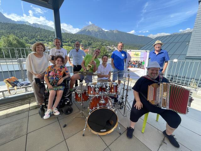Ein breiter Schulterschluss beim 1. Inklusionsfestival in Imst rund um Organisator Christoph Heiß und Guido Walch vom Artclub Imst. | Foto: Perktold