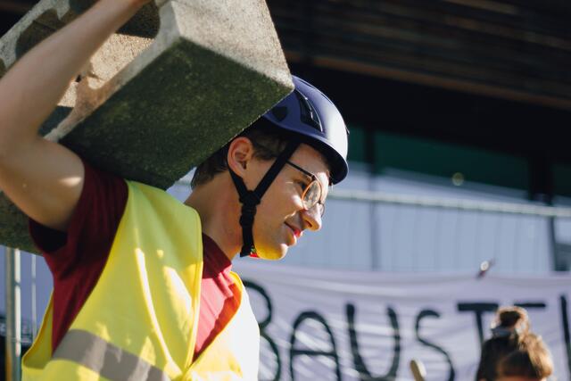 Jugendliche bauten am Freitag eine Baustelle auf.  | Foto: FFF