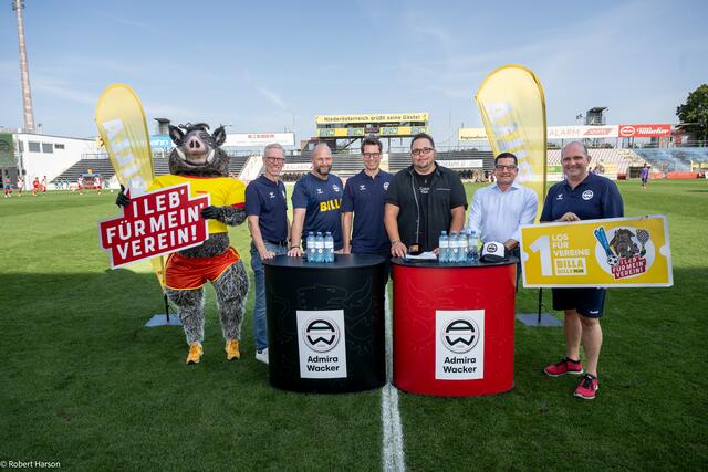 Peter Stöger (Sportdirektor Admira Wacker), Harald Mießner (Vorstand BILLA AG), Niklas Belihart (Geschäftsführer Admira Wacker), Pascal Starka (Stadionsprecher Admira Wacker), Marcel Haraszti (Vorstand REWE International AG) und Ralf Muhr (Akademieleiter Admira Wacker) freuen sich über die neue Partnerschaft von BILLA und Admira Wacker für Nachwuchs und Akademie. | Foto: Billa/Robert Harson