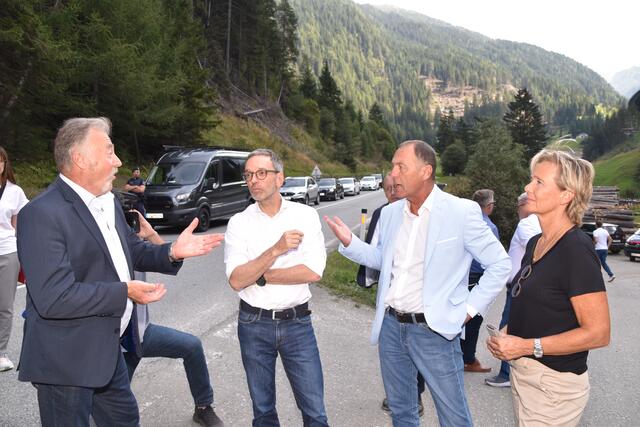 LA Evelyn Achhorner, NR Peter Wurm, FPÖ-Chef Herbert Kickl und Vizebgm. Alois Wieser vor Ort (v.r.) | Foto: Kainz