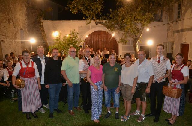 Karl Schweighofer, BM Anton Dirnberger, Herbert Hengstberger, Kapellmeister Herbert Grulich, Tamara Geisberger, Obmannstv, Gottfried Röhrenbacher,
Heidi Edelmaier, Obmann GR Günther Edelmaier, Kapellmeister Thomas Pabisch (v.l.) – außen die zwei „Marketenderinnen“ | Foto: Gerhard Geisberger