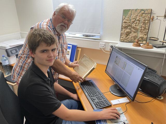 Jonathan Schilcher und August Pfaffenhuemer bei ihrer wertvollen Arbeit im arch-e Archiv Eisenwurzen. | Foto: Weymayer