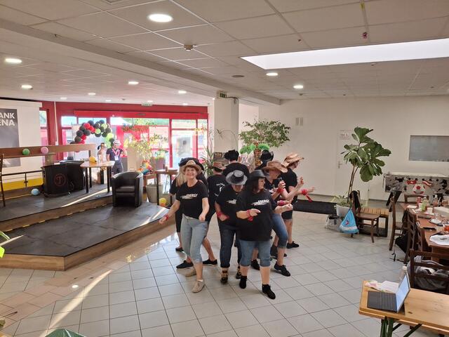 Die New Village Line Dance Group mit Trainerin Gebriele Grünberger.

Training für Anfänger &amp; Fortgeschrittene jeweils Montag im Energy Fitness Greinsfurth! 