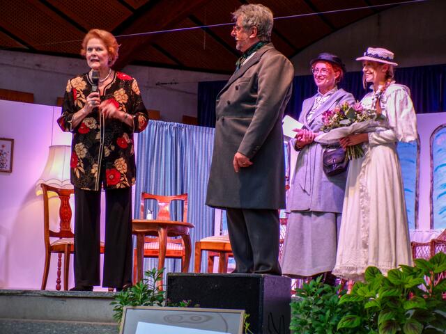 Gabriele Jacoby und Heinz Hofmann, im Hintergrund Obfrau Marion Mürwald und Delia Hinterleitner. | Foto: Theatergruppe Kalenberg