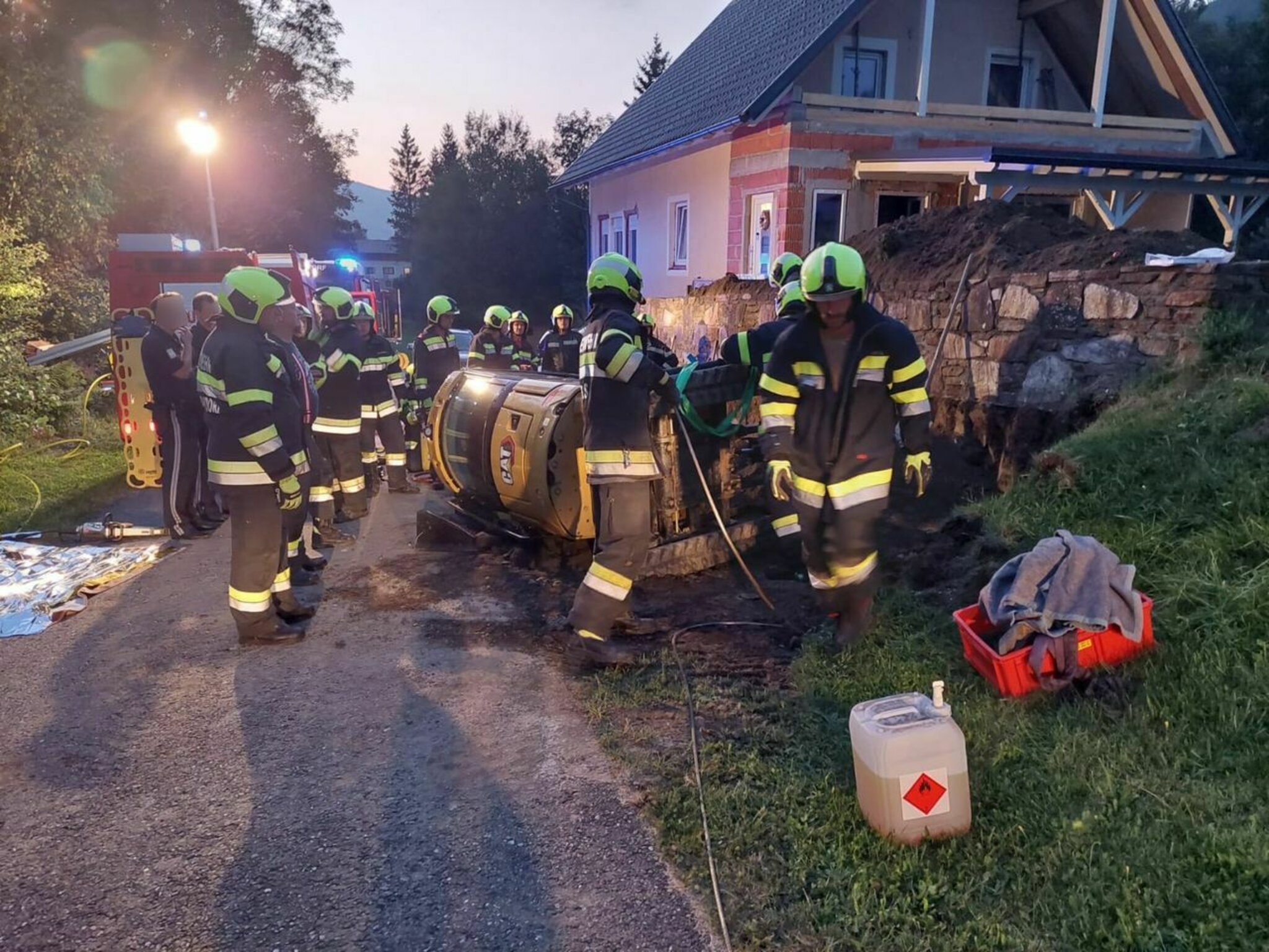 Umgest-rzter-Bagger-forderte-einen-Verletzten