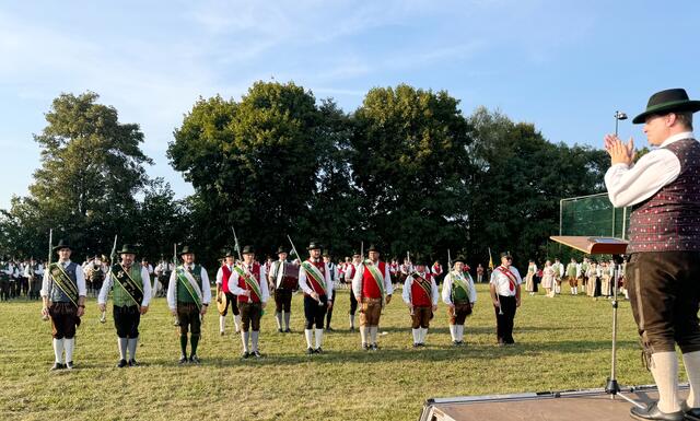 Gratulation des Bezirkskapellmeisters an alle Musikerinnen und Musiker zum gelungenen Monsterkonzert.  | Foto: Dietmar Hammerl