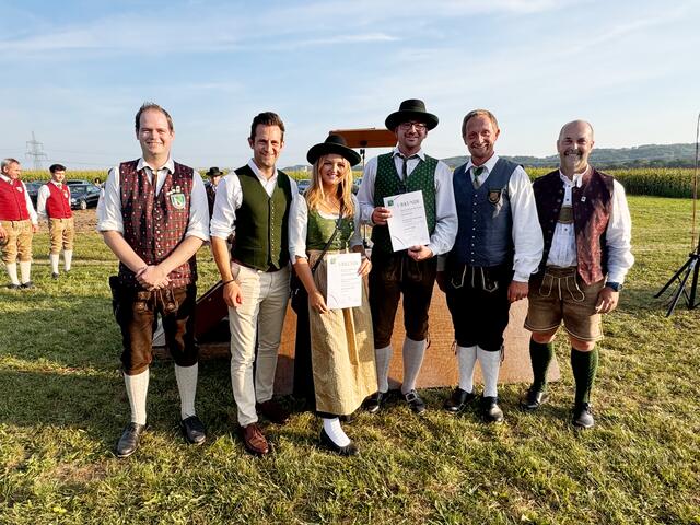 Die Urkundenverleihung an die frisch gebackenen "Ensembleleiter" nahm die Ehrenabordnung von Bezirk und Land vor. | Foto: Dietmar Hammerl