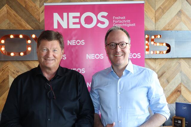 Markus Moll und Dominik Oberhofer (v.l.) präsentierten die Ideen der Neos in Reutte. | Foto: Reichel