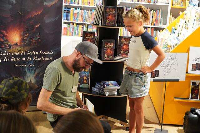 Die jungen Leserinnen und Leser freuten sich über signierte Bücher. | Foto: Nicole Hettegger
