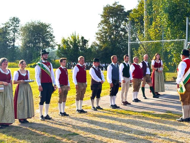 Begrüßung der Ehrenabordnung mit Meldung der einzelnen Musikvereine an den Bezirksobmann Thomas Schleimer. | Foto: Dietmar Hammerl