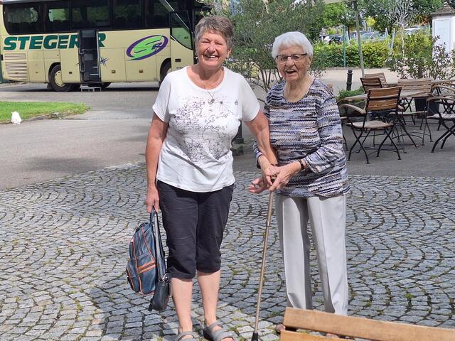 ...Tochter hilft der Mutter (96 jährig älteste TN)