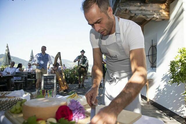 Kulinarische Köstlichkeiten und edle Tropfen wurden auf der KandlerAlm in Brixen serviert. | Foto: TimeShot_Fotografie
