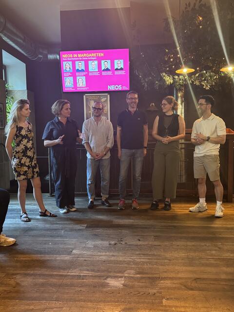 Das Neos-Bezirksteam stellte die Umfrage-Ergebnisse vor. V.l.: Bezirksrätin Lisa Kern, Bezirksrätin Johanna Adlaoui-Mayerl, Florian Wandruszka, Klubvorsitzender Markus Österreicher, Bezirkssprecherin Sarah Mayer und Maximilian Lonauer. | Foto: Neos Margareten