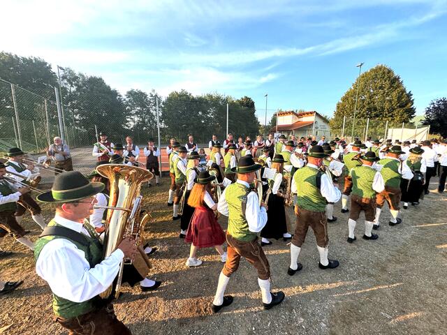 Zur Defilierung "Rechts – SCHAUT" und "Musik - HALT".  | Foto: Dietmar Hammerl