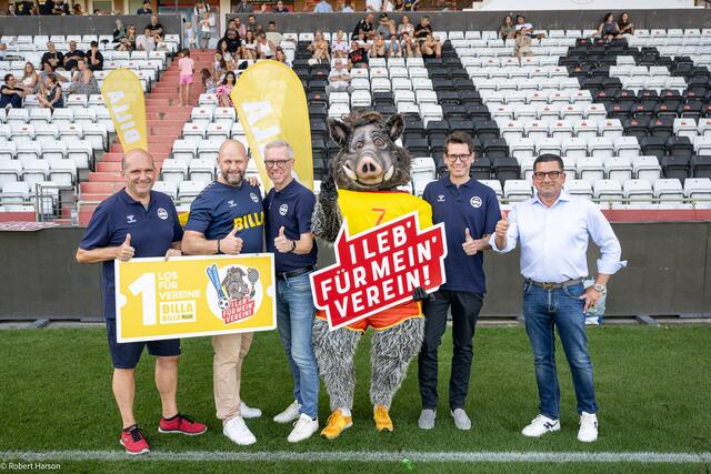 Ralf Muhr (Akademieleiter Admira Wacker), Harald Mießner (Vorstand BILLA AG), Peter Stöger (Sportdirektor Admira Wacker),Maskottchen Ferdl, Niklas Belihart (Geschäftsführer Admira Wacker) und Marcel Haraszti beim Partnertag von BILLA und Admira Wacker in der Datenpol-Arena. | Foto: Billa/Robert Harson