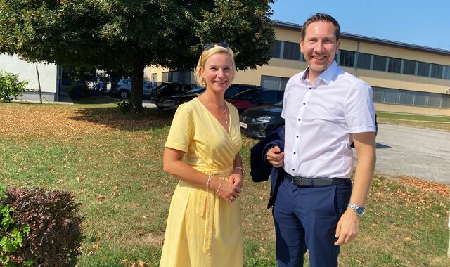 Junge Gesichter vor den größten Schulen des Bezirks: Direktorin Sonja Hasler (HAK/HAS) und Direktor Markus Neuhold bereiteten schon vorige Woche den Schulstart vor. | Foto: Gesa Buzanich