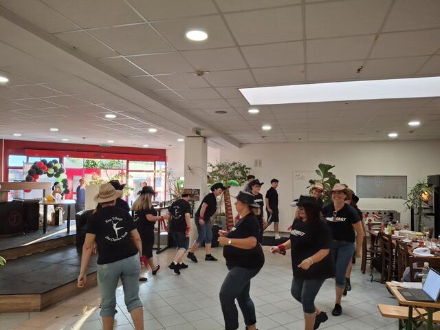 Die New Village Line Dance Group mit Trainerin Gebriele Grünberger.

Training für Anfänger &amp; Fortgeschrittene jeweils Montag im Energy Fitness Greinsfurth! 