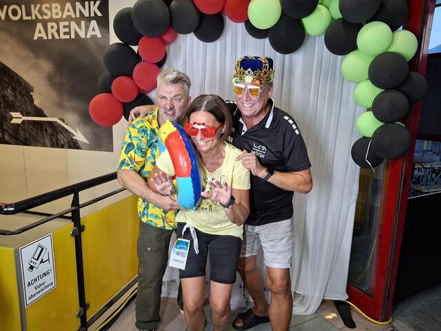 Inhaber Martin Freudenschuss mit Sabrina Kreuziger &amp; Micha Henschke   vom VCA Amstetten bei der Fotobox