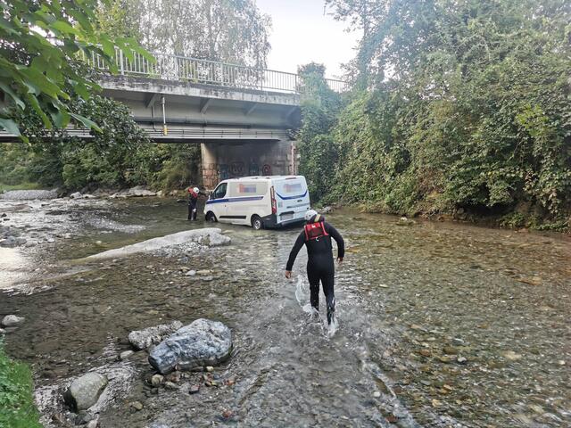 Der Stadtfeuerwehr Kufstein und der Wasserrettung Kufstein bot sich am Donnerstagabend ein kurioses Bild.  | Foto: ZOOM.Tirol