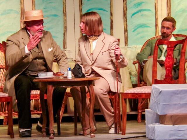 Günther Neubauer als Onkel mit Katja Thurcsan in Ihrer Hosenrolle als sein Neffe Alfred, im Hintergrund Markus Renner als ihr Kollege Robert Wagner. | Foto: Theatergruppe Kalenberg