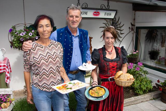 Pächter Rudolf Steinwender (Mitte), Elvira Buttazoni (links) und Co. sorgen in gewohnter Manier für das leibliche Wohl auf 990 Meter Seehöhe. | Foto: Hundsmarhof