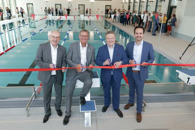 Die neue Halle des Großfeldsiedlungsbads wurde durch Abteilungsleiter der Magistratsabteilung für Bäder (MA 44) Hubert Teubenbacher, Floridsdorfer Bezirksvorsteher Georg Papai, Bürgermeister Michael Ludwig (beide SPÖ) und Bäder-Stadtrat Christoph Wiederkehr (Neos, v.l.n.r) eröffnet. | Foto: Max Spitzauer/MeinBezirk