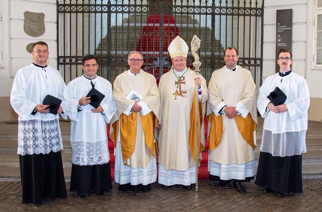 Jona Capobianco, Nathanael Appel, Stiftsdechant Clemens Galban, Propst Anton Höslinger,
Novizenmeister &amp; Klerikerdirektor Tassilo Lorenz und Anton Gliebe.
 | Foto: W. Hanzmann
