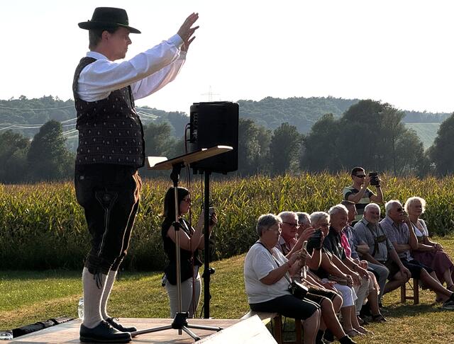 Bezirkskapellmeister Stefan Hutz dirigiert zur Eröffnung des136.  Bezirksmusikerfestes den "Festival Choral" von King Gauk.  | Foto: Dietmar Hammerl