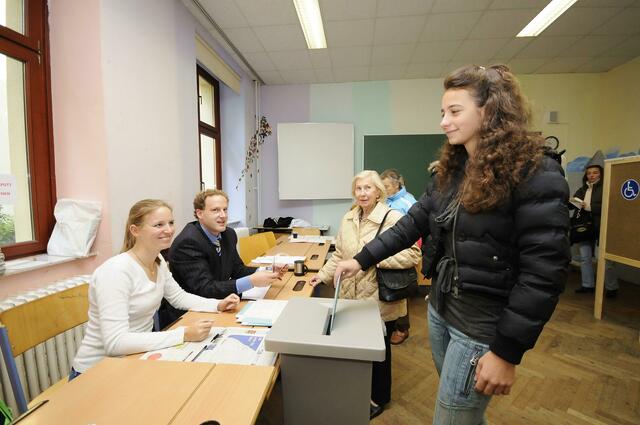 Rund 62.400 Wiener Jungwählerinnen und -wähler dürfen das erste Mal bei einer Nationalratswahl 2024 ihre Stimme abgeben. (Archiv) | Foto: Andreas Pessenlehner / APA / picturedesk.com