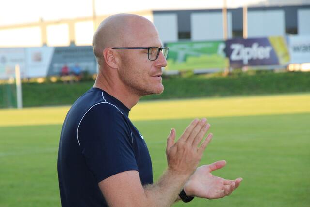 Trainer Falko Feichtl zeigte sich erleichtert. | Foto: Staudinger