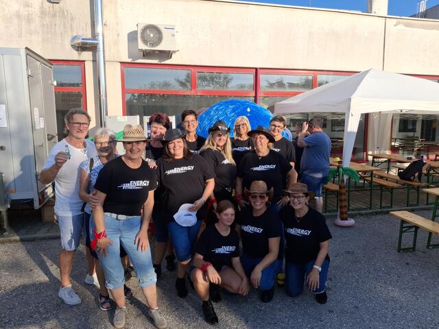 Die New Village Line Dance Group mit Trainerin Gebriele Grünberger.

Training für Anfänger &amp; Fortgeschrittene jeweils Montag im Energy Fitness Greinsfurth! 