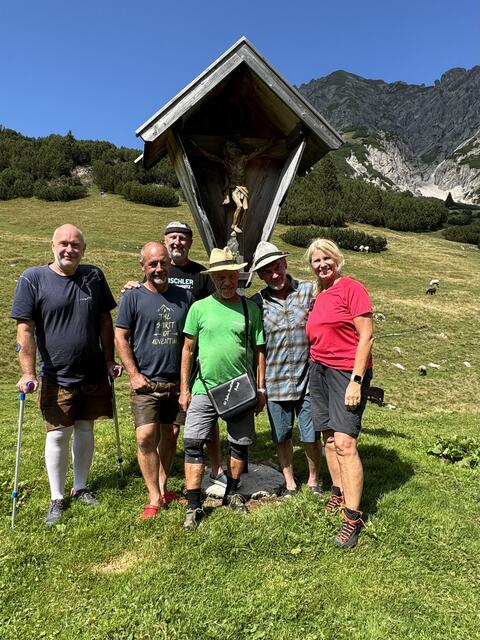 Der Zirler Schafer-Ausschuss gratulierte dem tüchtigen Schafer (v.l.): Schafer-Obmann Michael Auer, Thomas Mössmer, Paul Kranebitter, Jubilar Friedl Knoll, Thomas Plattner und VBgm. Iris Zangerl-Walser. | Foto: Schafzuchtverein Zirl