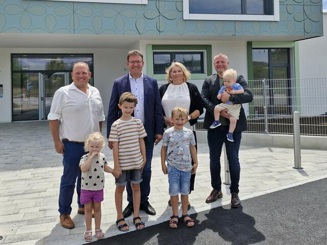 Abteilungsleiter Richard Biber, Bürgermeister Christian Haberhauer, Bildungsstadträtin Doris Koch, und Vizebürgermeister Dominic Hörlezeder mit Lotta, Emil, Anton und Matteo vor dem neuen Kindergarten. | Foto: Stadt Amstetten