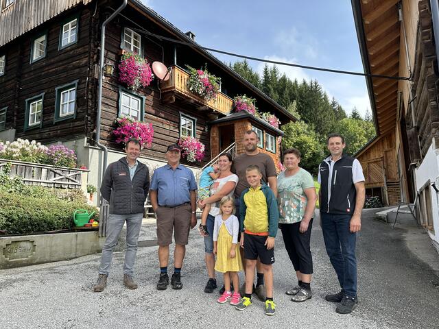 Der Hof von Familie Gallob existiert seit mehreren Jahrhunderten. Johannes Zeiler (links) und Peter Kettner (rechts, beide von der Landwirtschaftskammer) besuchten ihn. | Foto: Schneeberger