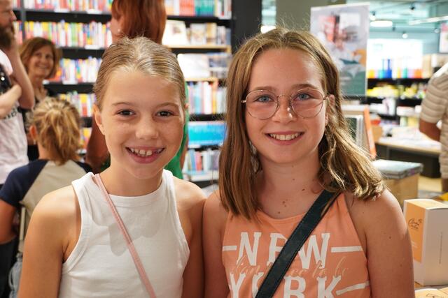 Magdalena und Anna freuten sich auf die Rätsel-Rallye. | Foto: Nicole Hettegger