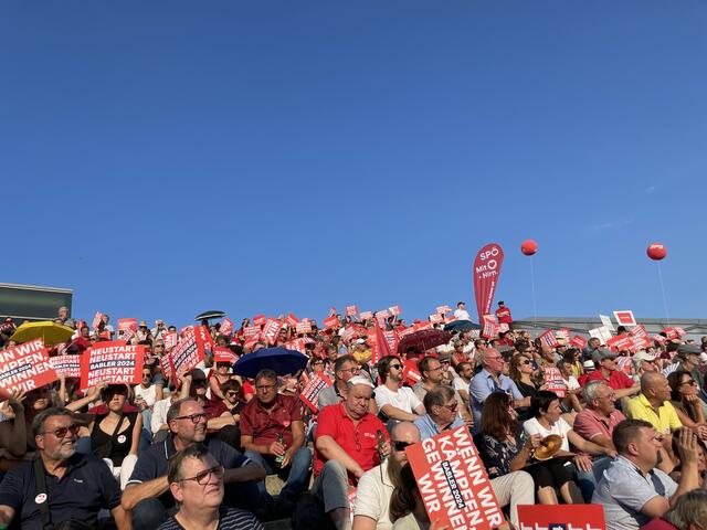 Mit rund 1.200 Teilnehmern startete SPÖ-Bundesparteivorsitzender Andreas Babler den Wahlkampf am Donnerstag in Linz. Unter ihnen auch der SPÖ-Kandidat für das Linzer Bürgermeisteramt, Dietmar Prammer. | Foto: MeinBezirk