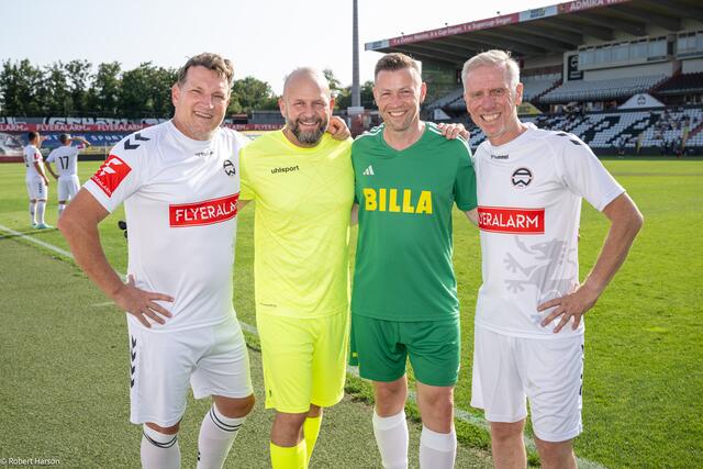 Andreas Herzog, Harald Mießner (Vorstand BILLA AG), Marcus Schober (BILLA Pressesprecher) und Peter Stöger (Sportdirektor Admira Wacker) beim Legendenmatch. | Foto: Billa/Robert Harson