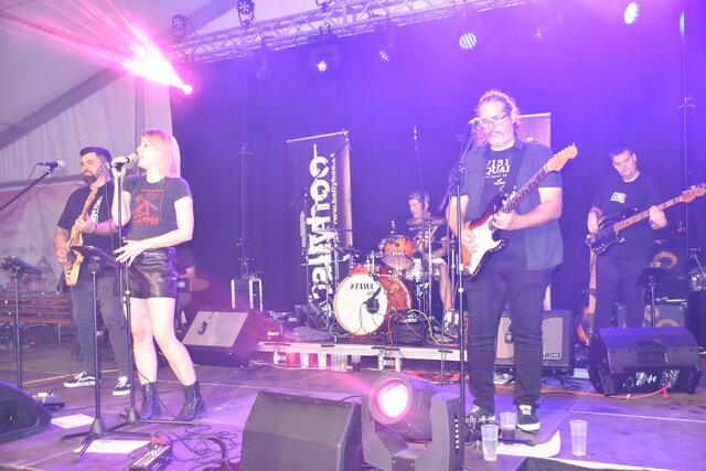 Am Donnerstag standen ballyhoo auf der Festzelt-Bühne. | Foto: Michael Strini