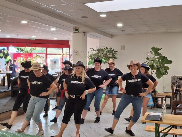 Die New Village Line Dance Group mit Trainerin Gebriele Grünberger.

Training für Anfänger &amp; Fortgeschrittene jeweils Montag im Energy Fitness Greinsfurth! 