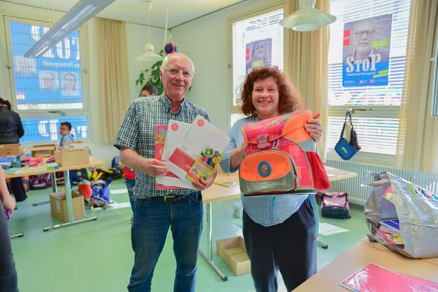 Auch Christian Reisinger und Doris Wlczek-Spanring nehmen im Bewohnerservice Lehen &amp; Taxham gern noch Schulsachen entgegen. | Foto: Stadt Salzburg/Rocio Escabosa