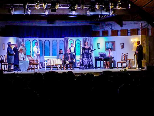 Anna Zant singt das Dirnenlied im Salon. | Foto: Theatergruppe Kalenberg