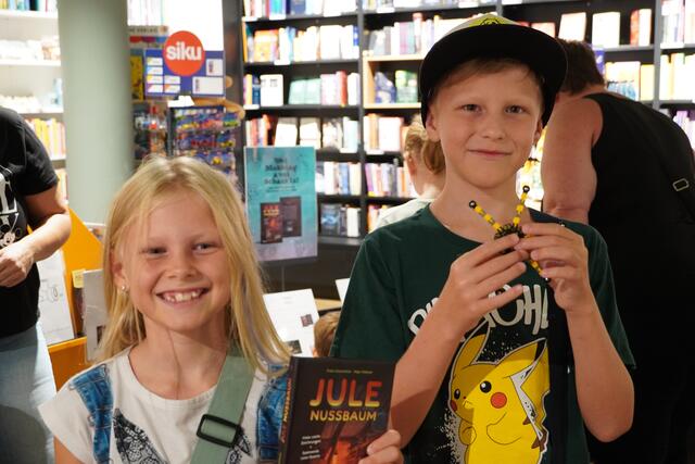 Laura und Philipp waren die Schnellsten beim Rätsellösen und hatten alle Antworten richtig – dafür bekamen sie eine Belohnung aus der Schatzkiste! | Foto: Nicole Hettegger