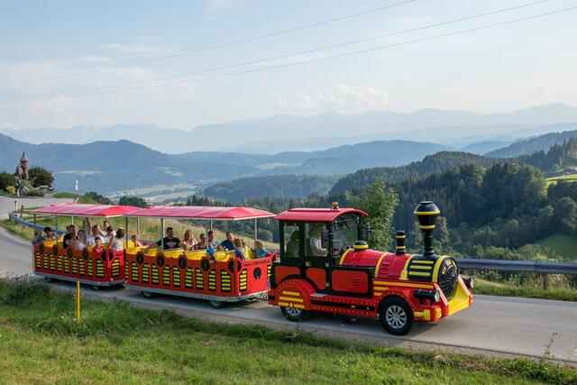 Mit dem Rocki-Express genießt man einen herrlichen Ausblick über das Glantal. | Foto: Rocki Express