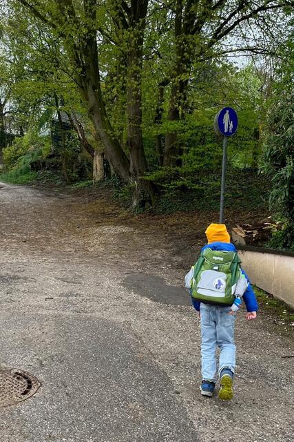 Die Schultasche sollte nicht zu schwer sein: Als Faustregel gilt, maximal zehn bis 20 Prozent des Körpergewichts für längere Strecken und 30 Prozent des Körpergewichts für kürzere Strecken unter zehn Minuten. | Foto: Stadt Linz