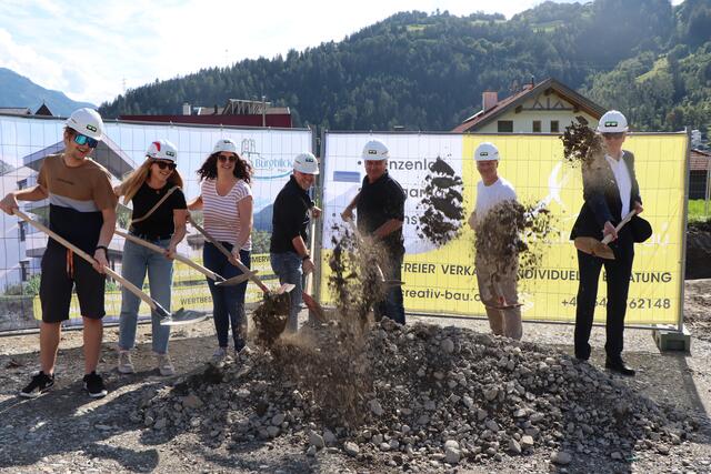In Prutz entstehen 19 Eigentumswohnungen. Der Spatenstich gab den Startschuss! | Foto: Celina Leitner