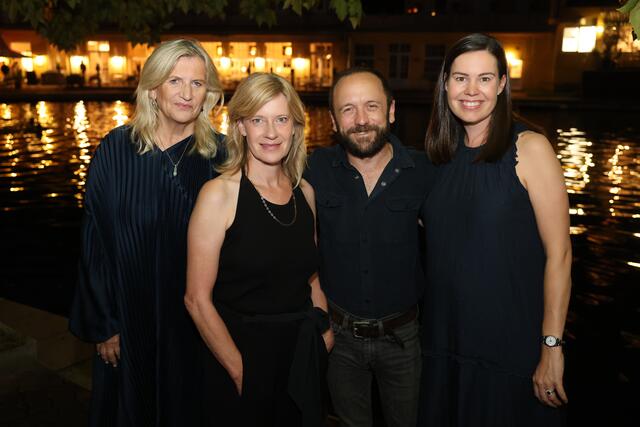 Salon-Intendantin Angelika Hager, Caroline Peters, Ian Fisher, Carina Hochebner vor der unvergleichlichen Kulisse des nächtlichen grünen Beckens, im Hintergrund das Lokal Kabane 21 | Foto: Thermalbad Bad Vöslau